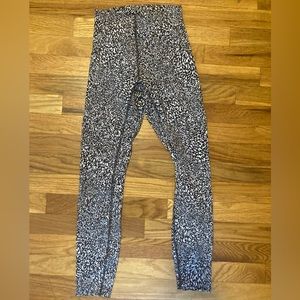 Lululemon InStill HR Tight in Warped Grain Alpine White Black Sz 2